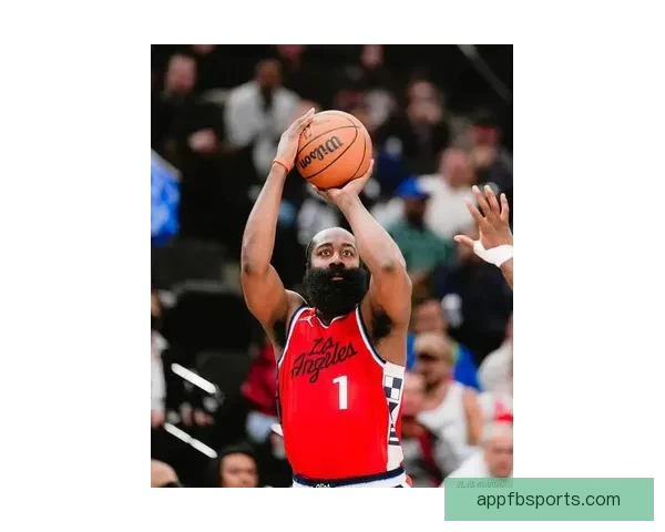 哈登点评骑士比赛表现：球权处理不够专注需要更职业